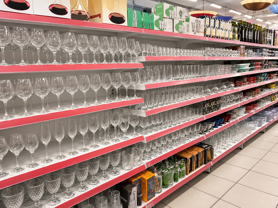 Setor de copos e taças de vidro